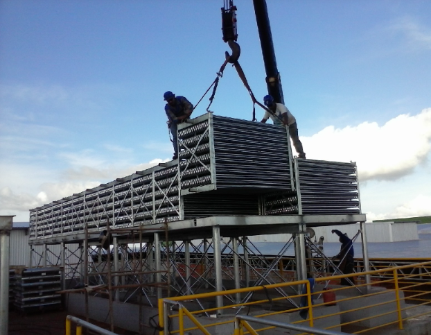 Engenheiro em painel de controle